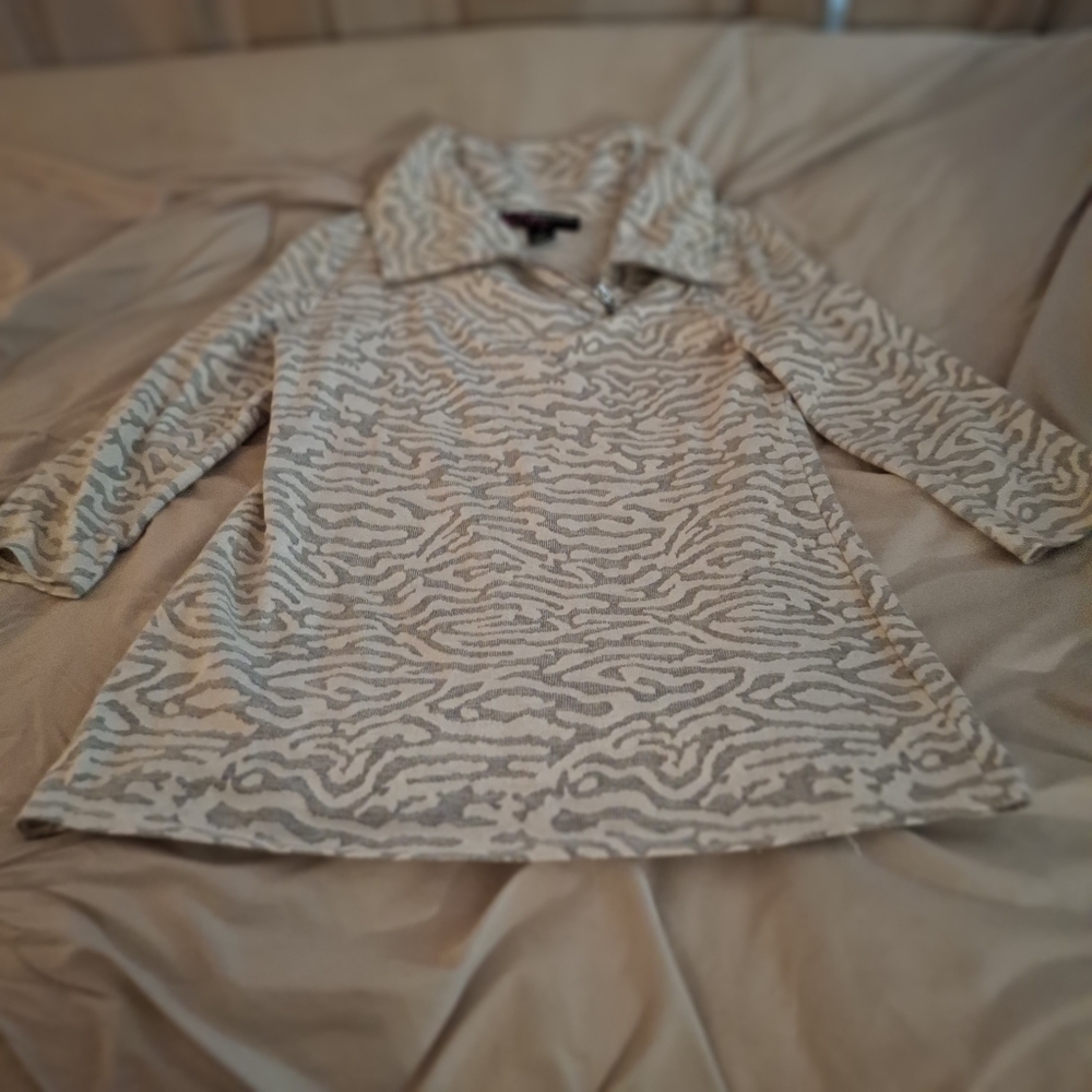 Peck & Peck Women's White and Gray Patterned Pullover - Picture 3 of 7